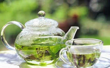 What are the health advantages of drinking green tea?